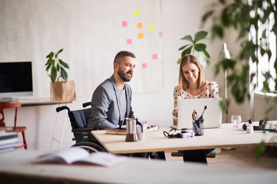 Twee ondernemers werken samen aan een bureau